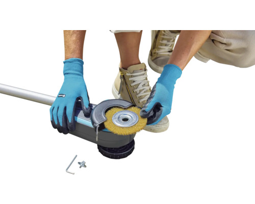 Drátěný kartáčový nástavec pro akumulátorový odstraňovač spár Gardena v provozu