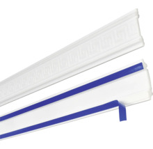 Dvě bílé ozdobné lišty z plastu, jedna se vzorem, druhá s lepicími proužky