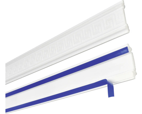 Dvě bílé ozdobné lišty z plastu, jedna se vzorem, druhá s lepicími proužky