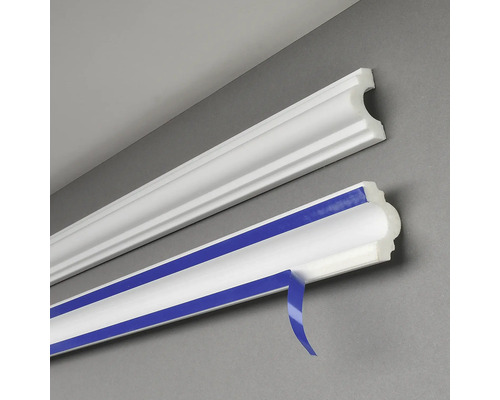 Samolepicí lišta na zeď Rike 1,5 m Dvě bílé ozdobné lišty na stěnu, jedna s lepicí páskou