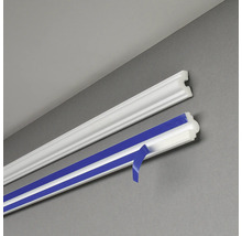 Dvě bílé ozdobné lišty, jedna s lepicími páskami, pro dekoraci stěn.