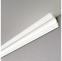 Bílá ozdobná lišta na stropě a stěně