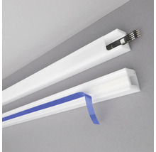 Dva bílé LED profily pro nepřímé osvětlení s lepicí páskou a deskou