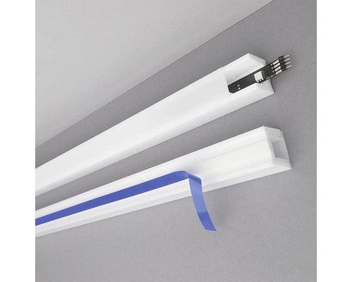 Dva bílé LED profily pro nepřímé osvětlení s lepicí páskou a deskou