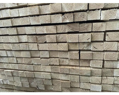 Stoh dřevěných latí pro stavební projekty