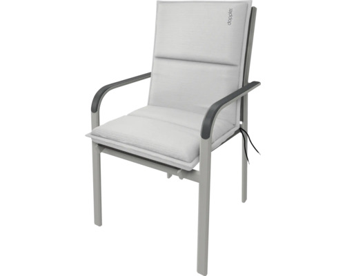 Zahradní židle se světle šedým polstrováním a područkami