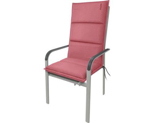 Zahradní židle s červenou poduškou pro pohodlné venkovní sezení