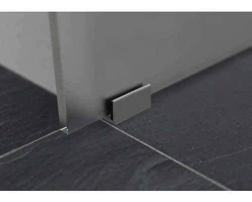 Detail sprchového koutu se stabilizačním úhelníkem