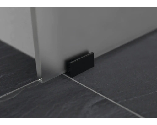 Detail černého dveřního dorazu na dveřích