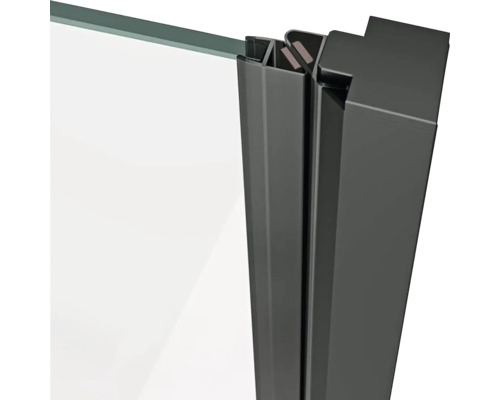 Detail sprchového koutu se skleněnou stěnou a kováním