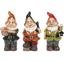 Tři keramické zahradní trpaslíci, každý s jiným příslušenstvím: košík, sekera a lucerna.