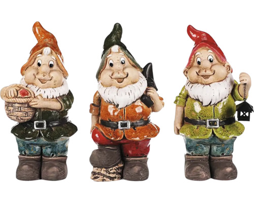 Tři keramické zahradní trpaslíci, každý s jiným příslušenstvím: košík, sekera a lucerna.