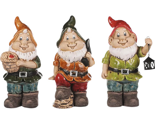 Tři zahradní trpaslíci s různými doplňky