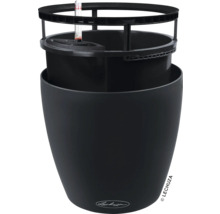 Černý květináč se zavlažovacím systémem