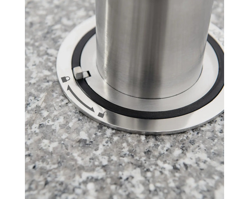 Detail nerezového sloupku s otočným uzamykacím mechanismem