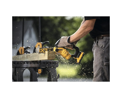 Osoba řeže dřevo akumulátorovou řetězovou pilou Dewalt