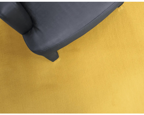 Detail nohy křesla a koberce