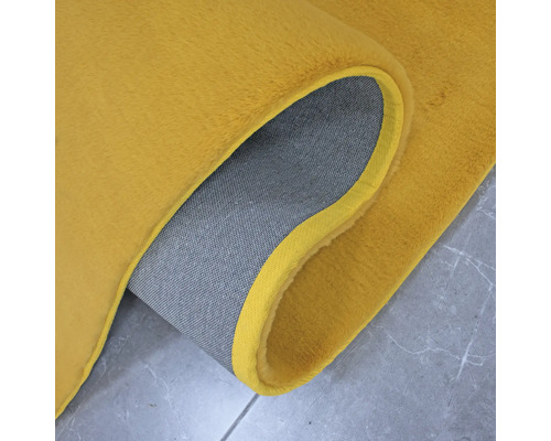 Detailní pohled na koberec s textilním podkladem