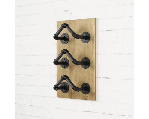 Dřevěný regál na víno se třemi černými kovovými držáky