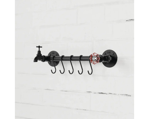 Držák na ručníky v industriálním designu s vodovodním kohoutkem a pěti háčky