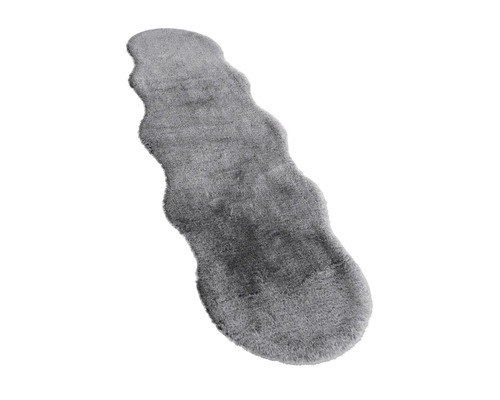 Šedý koberec ve tvaru ovčí kůže