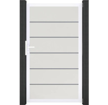 Zahradní branka s vodorovnými liniemi mezi dvěma sloupky