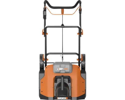 Pohled shora na sekačku na trávu Worx