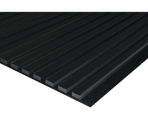Akustický panel 19x572x2400 mm RAL9005 fóliovaný Detail černého akustického panelu s lamelovou strukturou