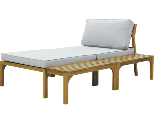 Dřevěné lehátko s světle šedými polštáři a odkládacím stolem