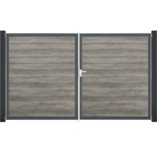 Dvoukřídlá brána s dřevěnou strukturou a rukojetí