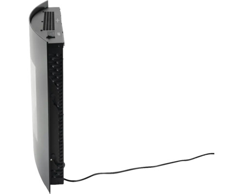 Volně stojící krb s ovládacím panelem a napájecím kabelem