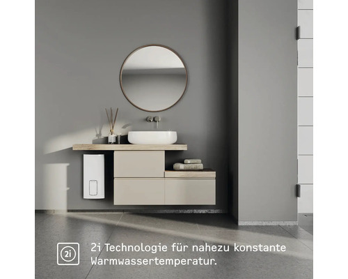 Moderní koupelna s umyvadlem, zrcadlem, umyvadlovou skříňkou a ohřívačem vody