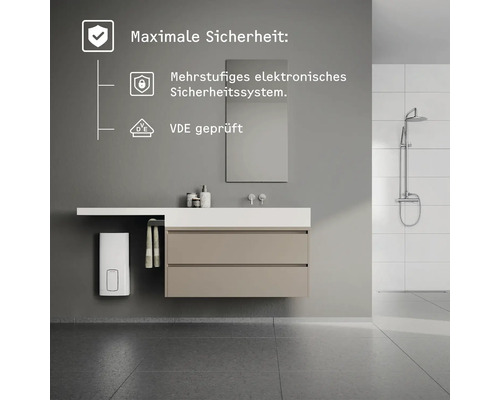 Koupelna s umyvadlovou skříňkou, zrcadlem, sprchou, ohřívačem vody a informacemi o bezpečnostních prvcích