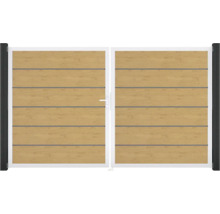 Dvoukřídlá brána s vodorovnými dřevěnými prvky a kovovým rámem