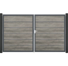 Dvoukřídlá brána s dřevěným vzhledem a klikou