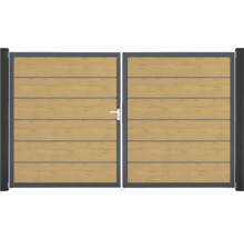 Dvoukřídlá brána s vodorovnými dřevěnými prvky v šedém rámu