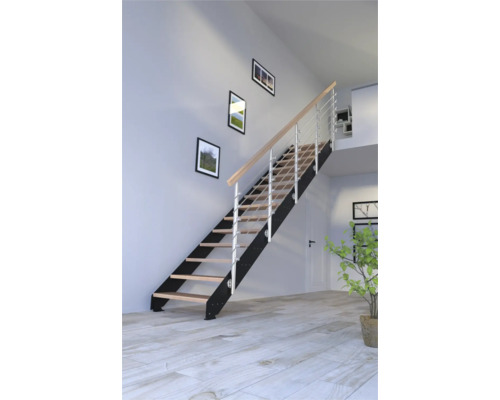 Schodiště s dřevěnými schody a kovovým zábradlím ve světlé místnosti.