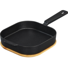 Čtvercová litinová pánev s dřevěným podstavcem