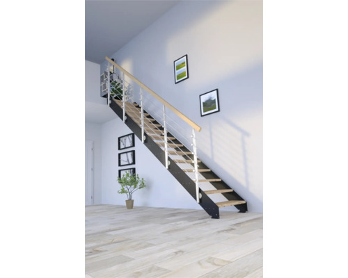 Schodiště s dřevěnými schody, kovovým zábradlím a světlým dřevěným schodištěm v moderním domě.