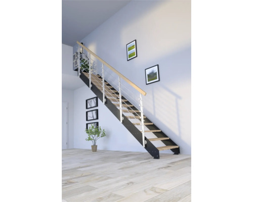 Schodiště s kovovými bočnicemi, dřevěnými stupni a zábradlím v interiéru
