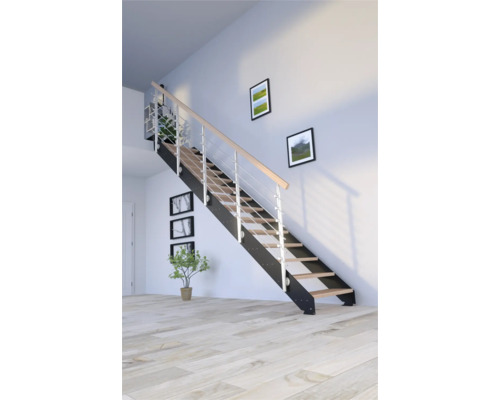 Schodiště s kovovým zábradlím a dřevěnými schody v světlé místnosti.