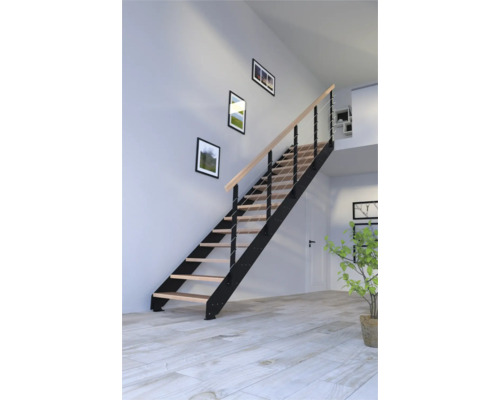 Pohled do místnosti s rovným schodištěm, ocelovým schodištěm s dřevěnými schody a dřevěným zábradlím