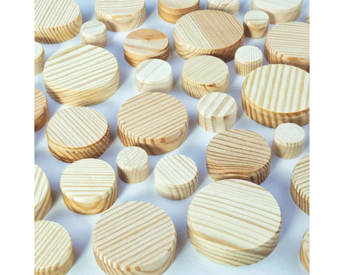 Různé kulaté dřevěné hmoždinky v různých velikostech