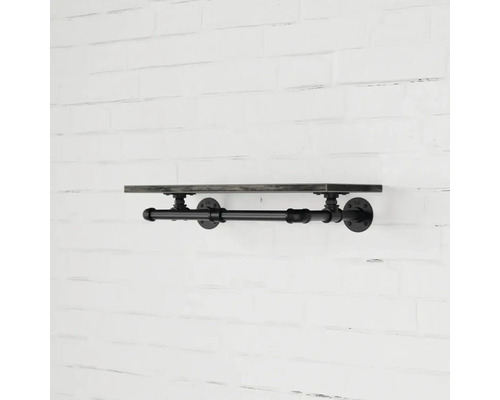 Nástěnná police se šatní tyčí v industriálním designu