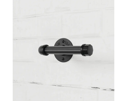 Černý kovový držák toaletního papíru v industriálním designu pro montáž na stěnu.