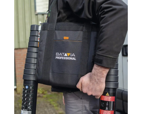 Osoba s teleskopickým žebříkem a přepravní taškou značky Batavia