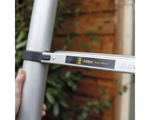 Detailní pohled na žebřík s indikátorem úhlu