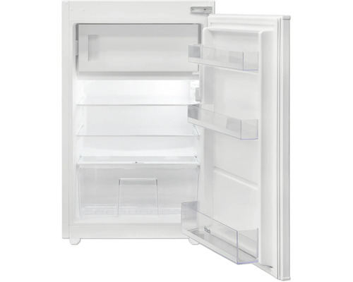 Bílá chladnička s otevřenými dveřmi a vnitřním pohledem