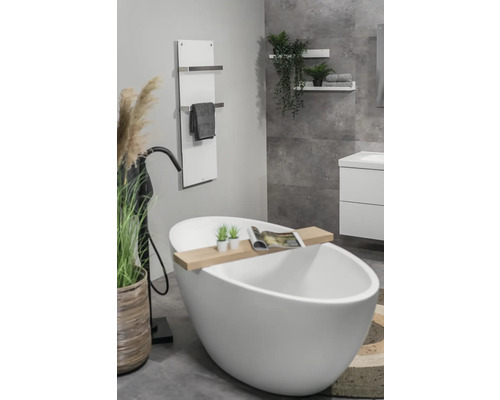 Moderní koupelna s volně stojící vanou, ohřívačem ručníků a šedými akcenty