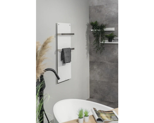 Koupelna s vanou, topným žebříkem na ručníky a dekorací